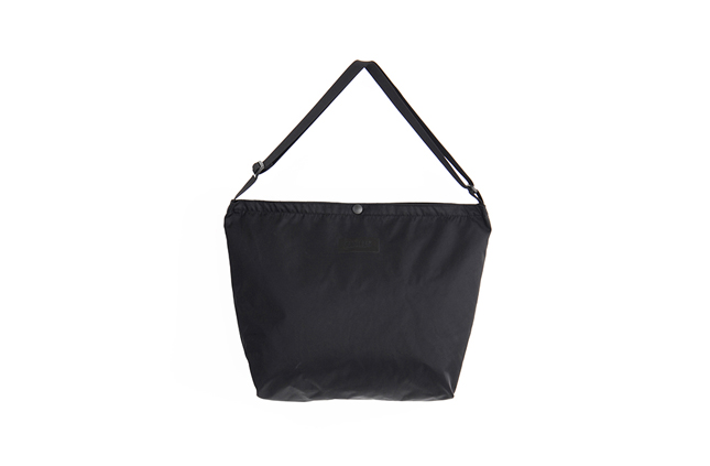 C8017_LIGHT SHOULDER BAG_Black_1.jpg